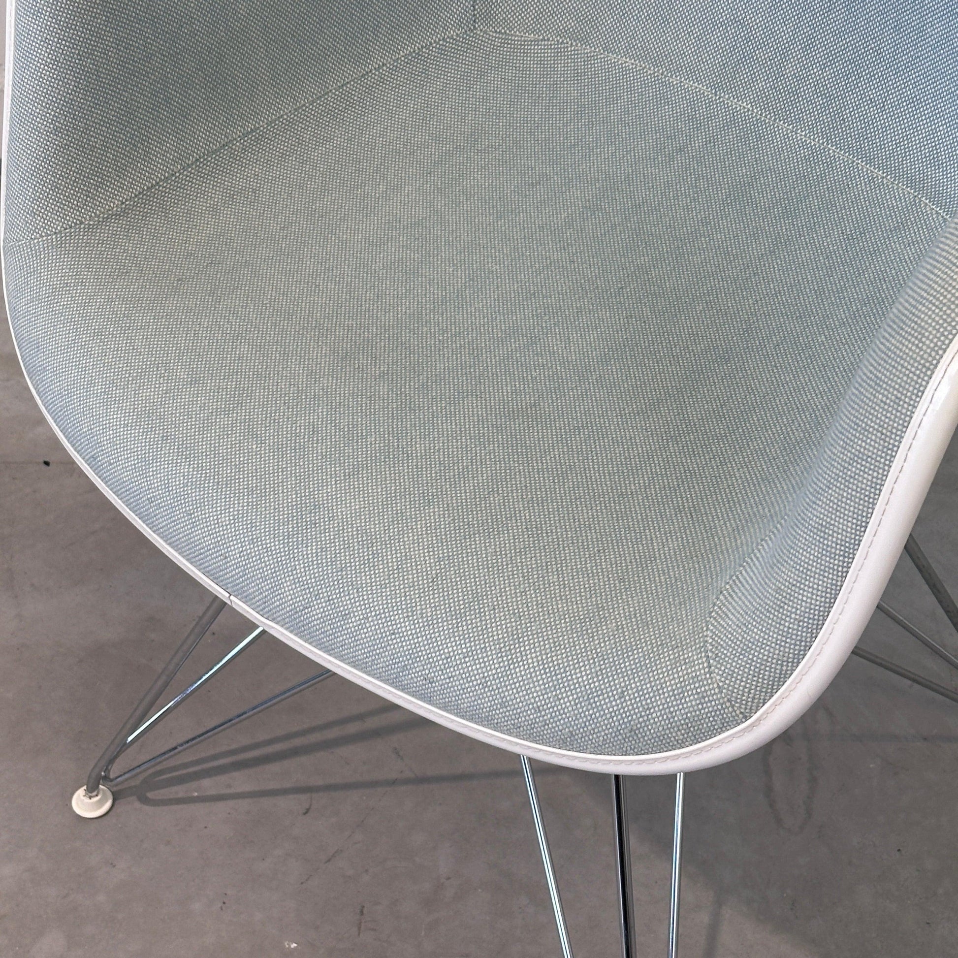 Vitra DAR Plastic Armchair weiß / grau