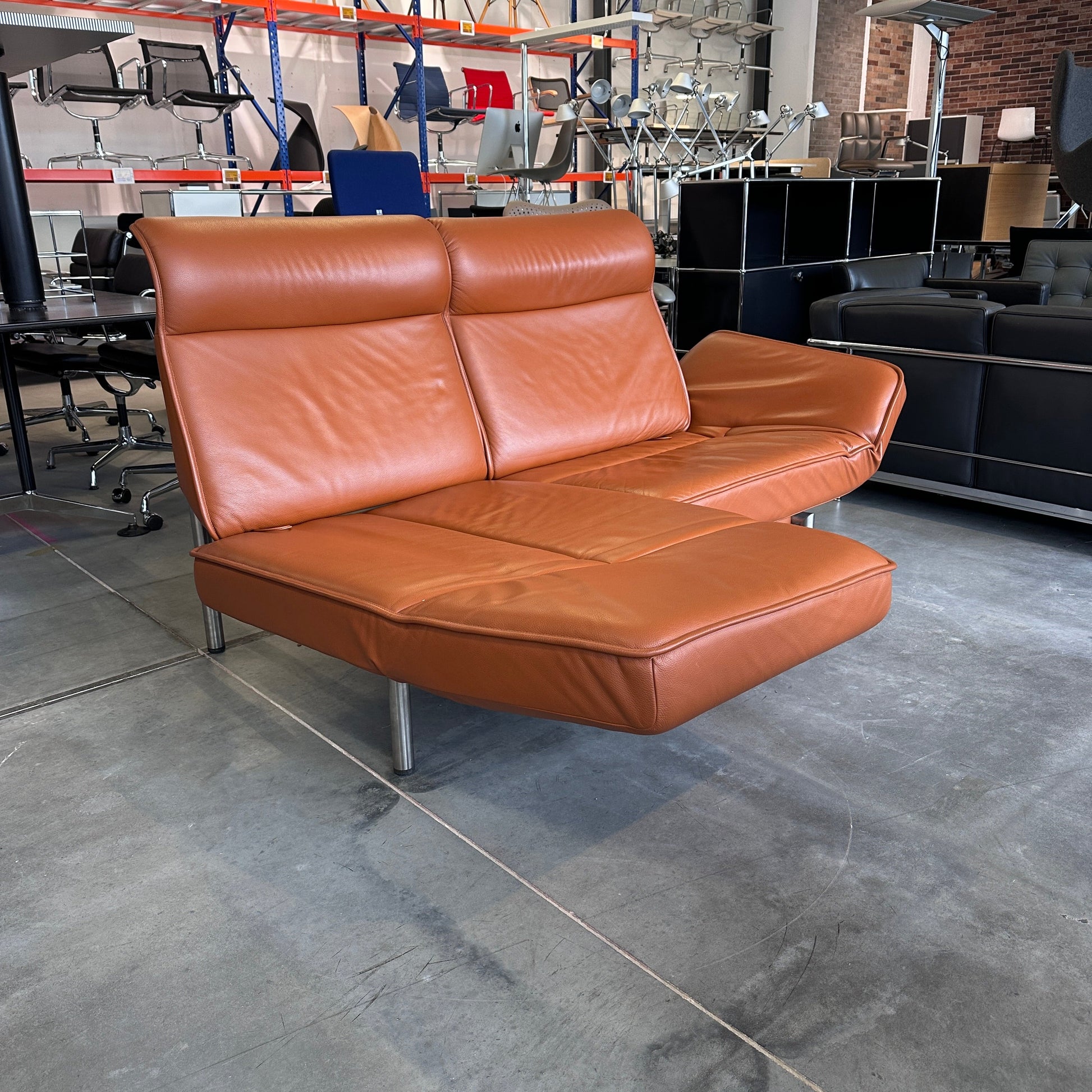 De Sede Drehsofa DS450 Twist aus nougatbraunem Premium-Leder mit drehbaren Sitzen und kippbaren Rückenlehnen