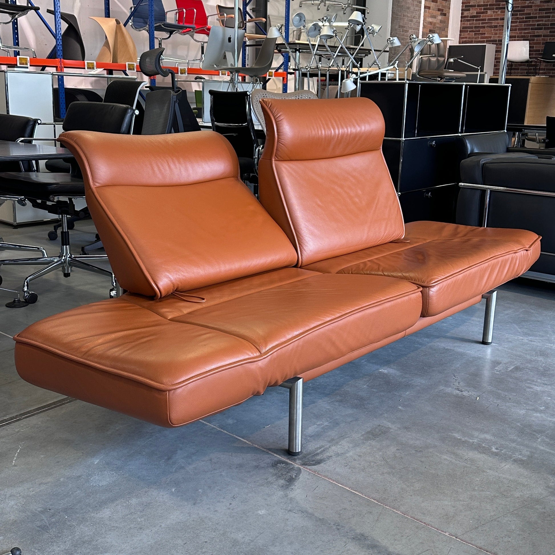 De Sede Drehsofa DS450 Twist aus nougatfarbenem Leder mit drehbaren Sitzen und verstellbarer Rückenlehne