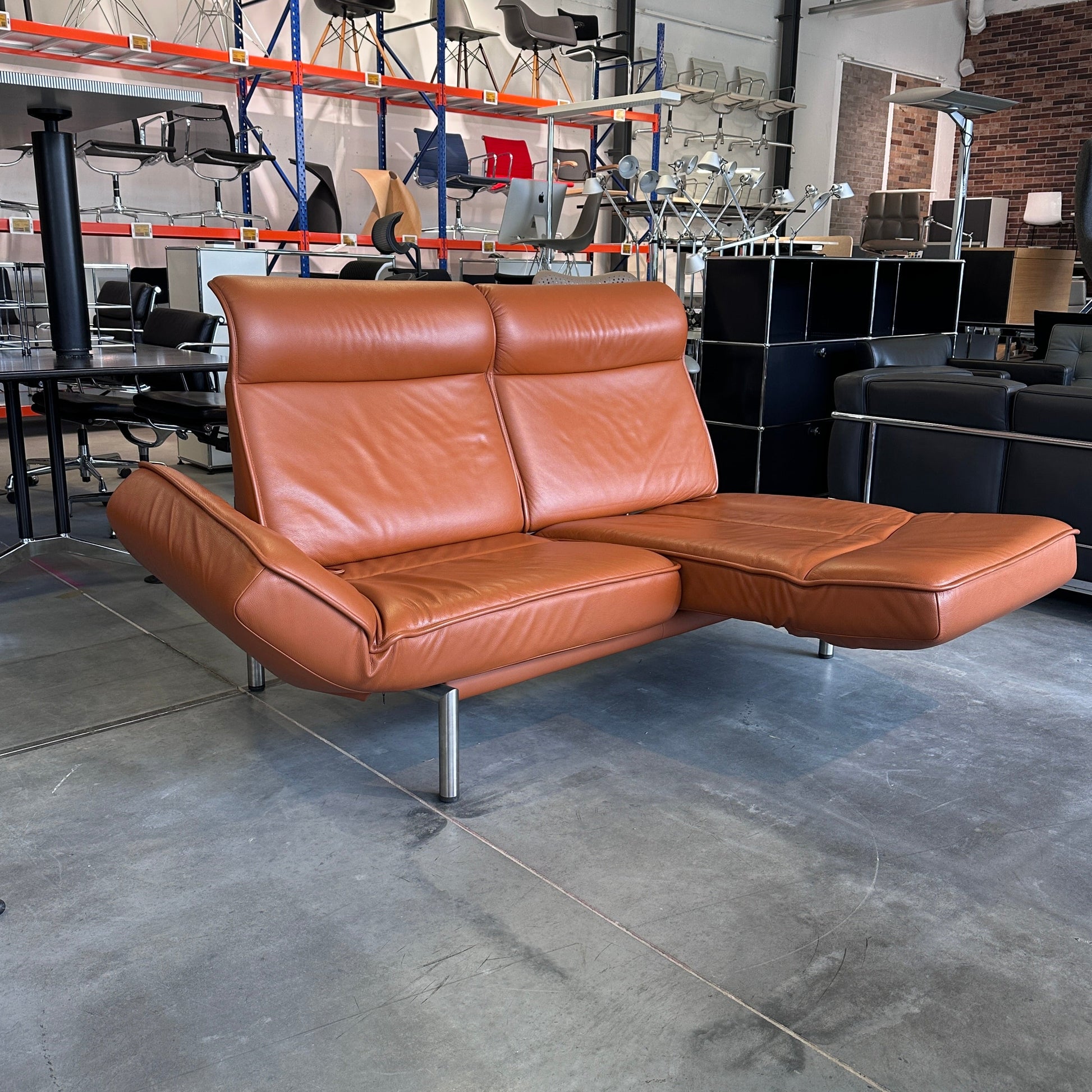 De Sede Drehsofa DS450 Twist aus nougatfarbenem Leder mit drehbaren Sitzen und kippbaren Rückenlehnen