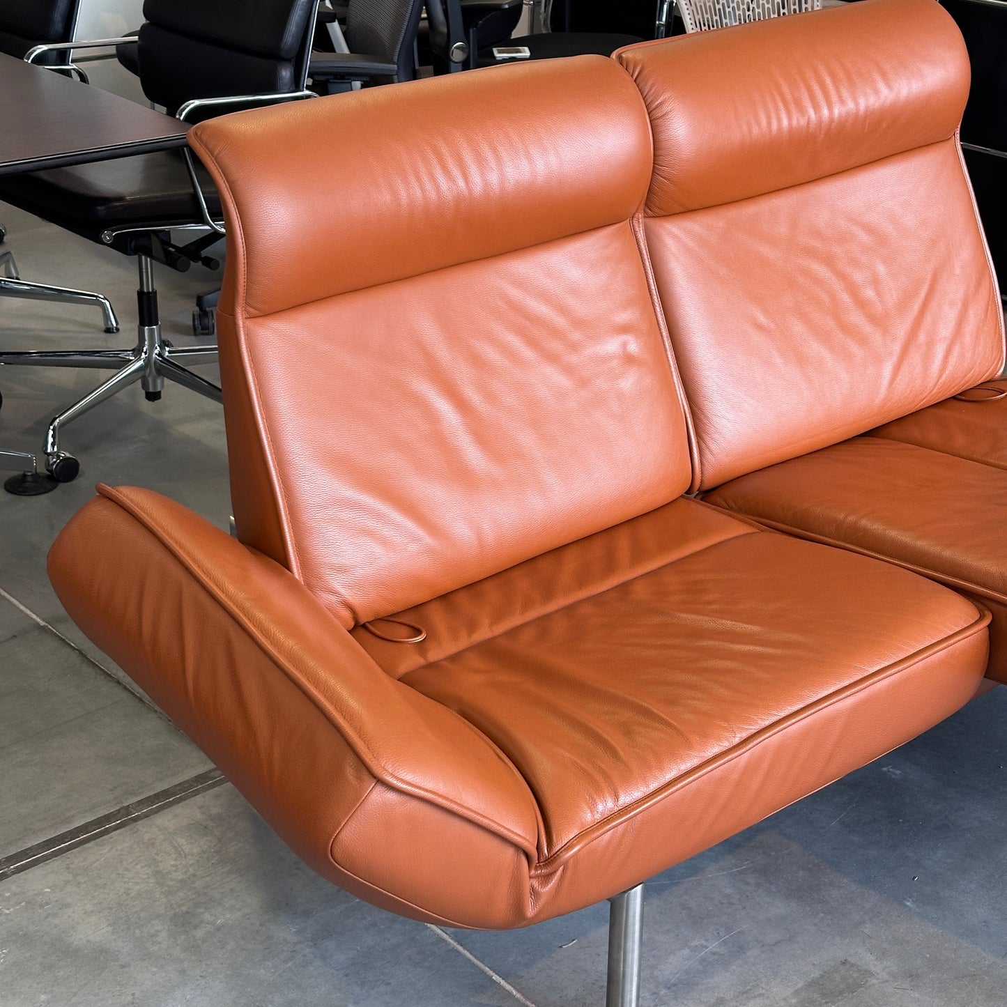 De Sede Drehsofa DS450 Twist aus nougatfarbenem Premium-Leder mit drehbaren Sitzen und kippbaren Rückenlehnen