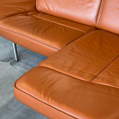 De Sede Drehsofa DS450 Twist aus nougatfarbenem Premium-Leder, drehbar und mit kippbaren Rückenlehnen