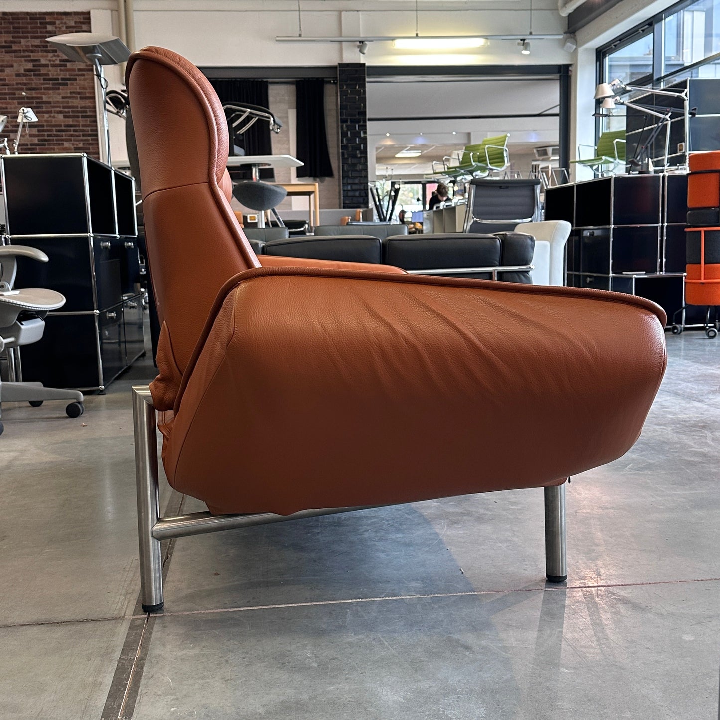 De Sede Drehsofa DS450 Twist aus nougatbraunem Premium-Leder, drehbar und klappbare Rückenlehne