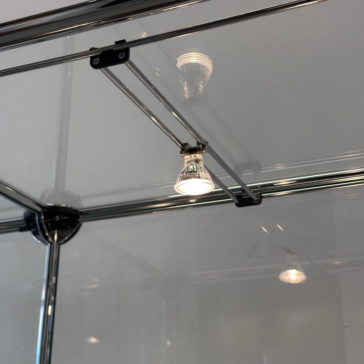 USM Haller Vitrine 1x4 schwarz mit Glas und verstellbarer Halogenbeleuchtung innen