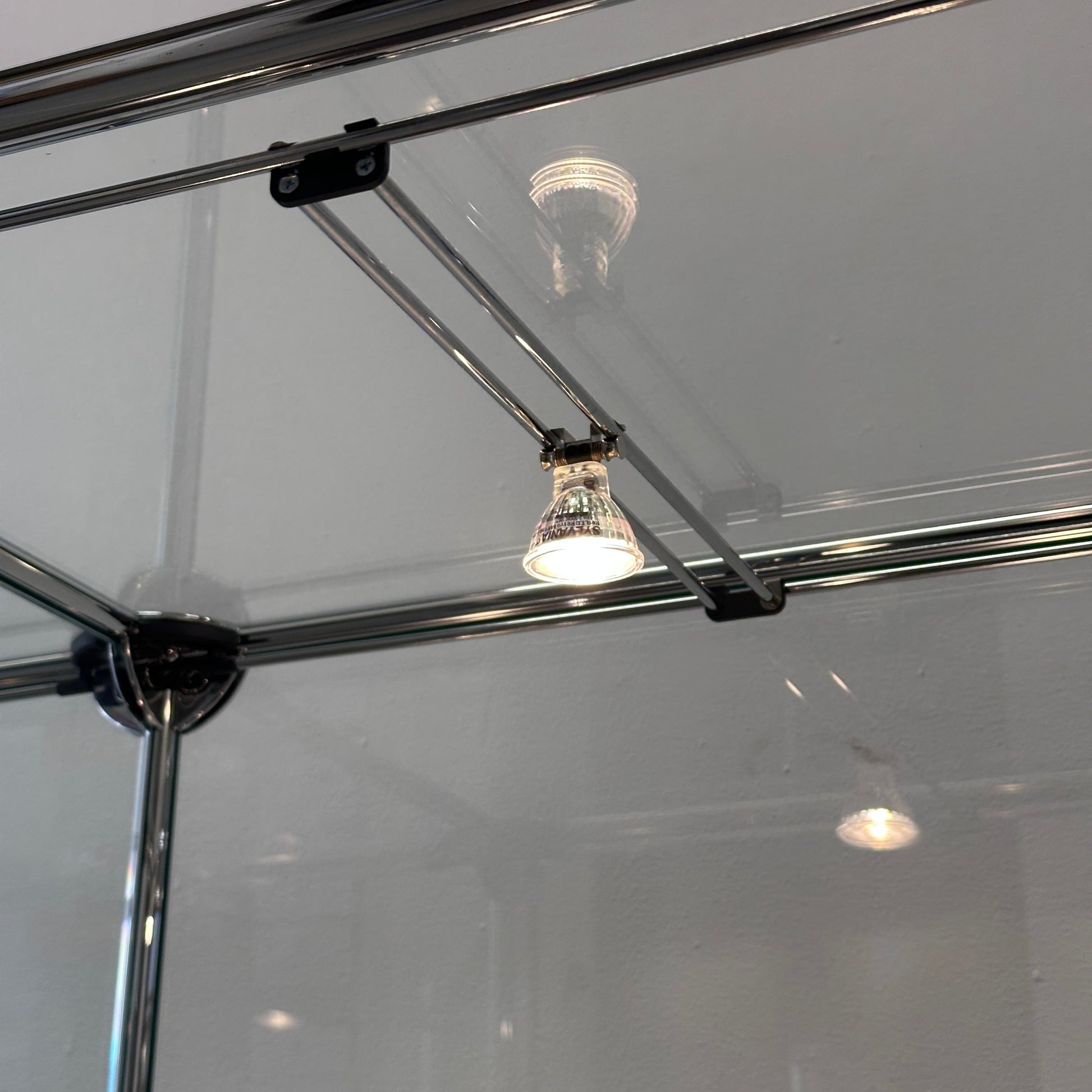 USM Haller Vitrine 1x4 schwarz mit Glas und verstellbarer Halogenbeleuchtung innen