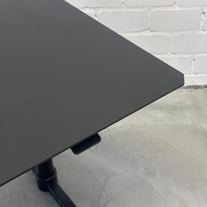 USM Kitos M Schreibtisch höhenverstellbar schwarz 180x90cm