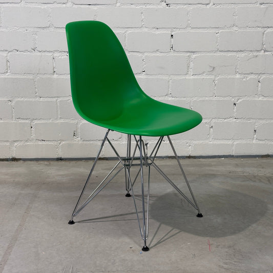 Vitra Eames Plastic Side Chair DSR grün