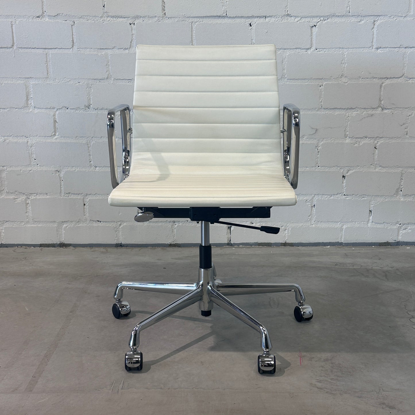 Vitra EA 117 Leder weiß