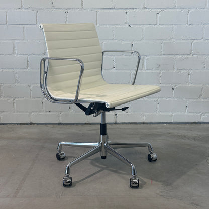 Vitra EA 117 Leder weiß