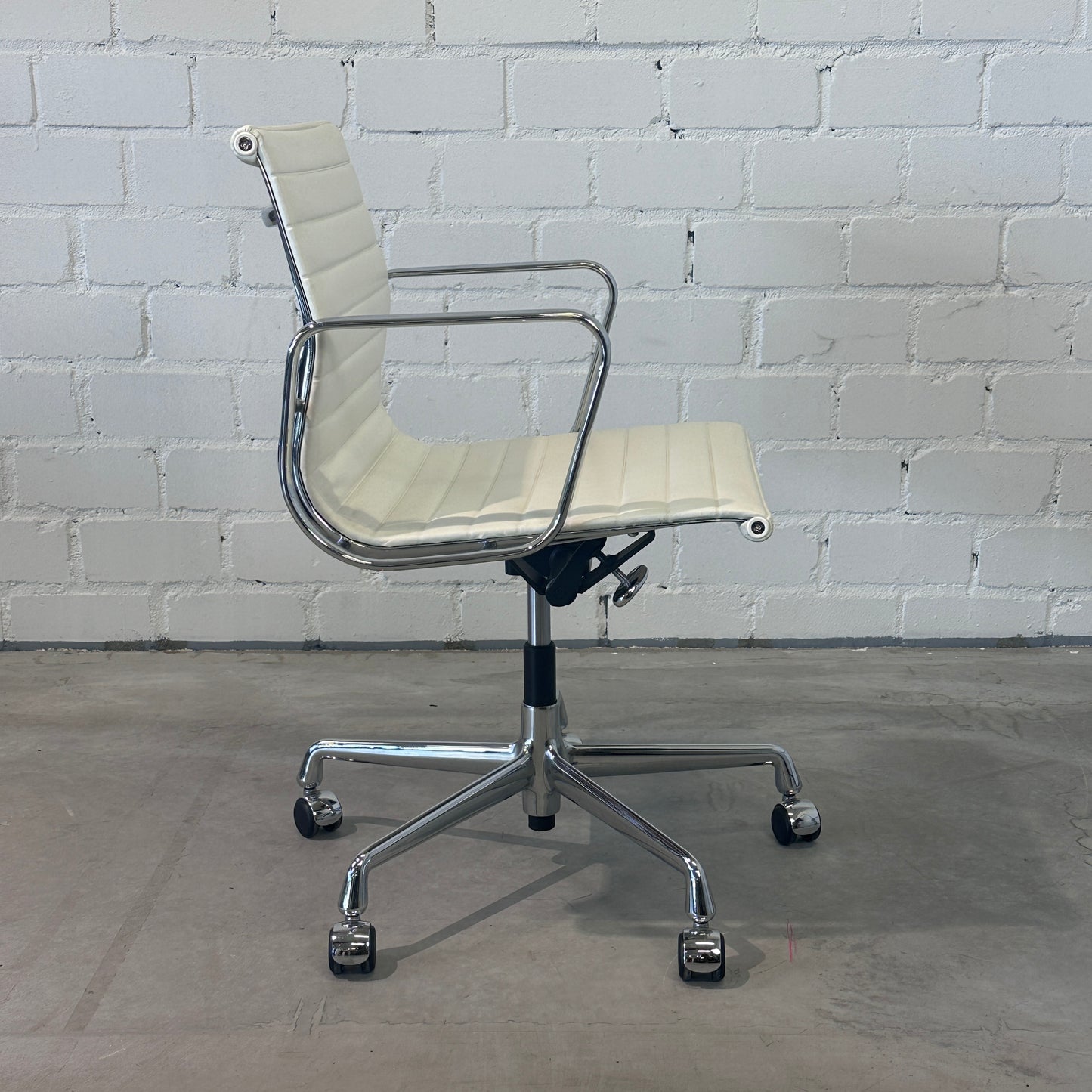 Vitra EA 117 Leder weiß