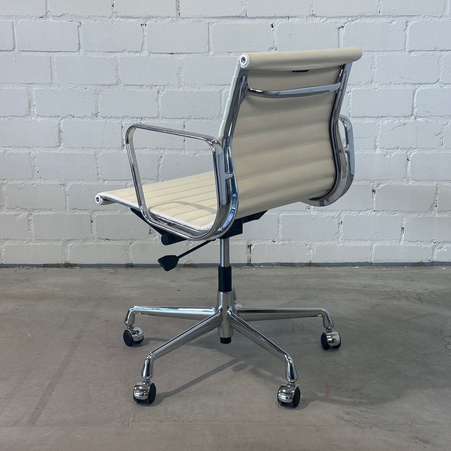 Vitra EA 117 Leder weiß