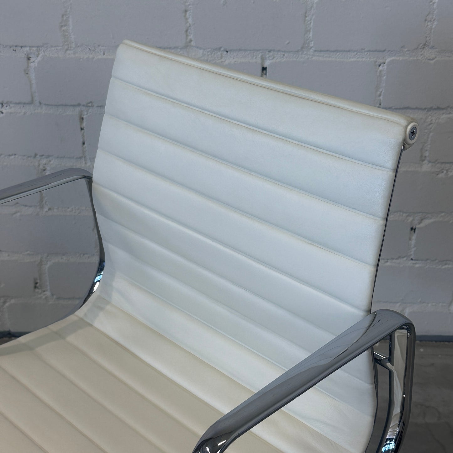 Vitra EA 117 Leder weiß