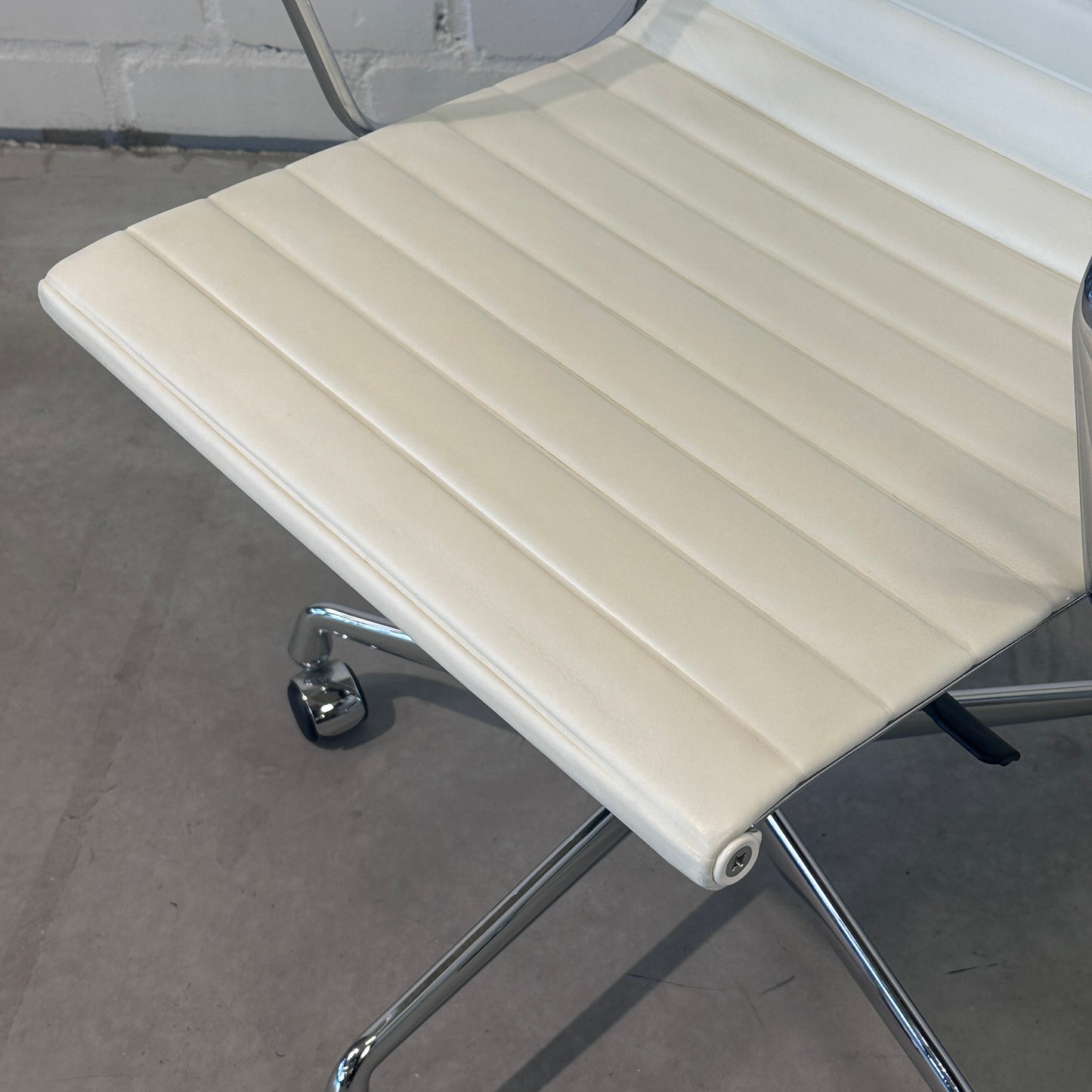 Vitra EA 117 Leder weiß