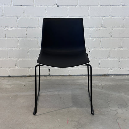 Arper Catifa 46 Leder schwarz/weiß (Kufen)