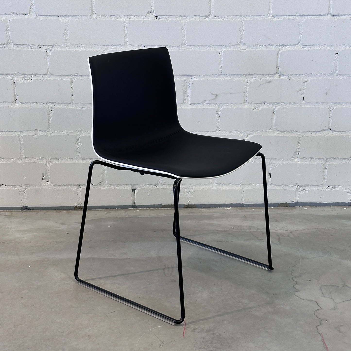 Arper Catifa 46 Leder schwarz/weiß (Kufen)