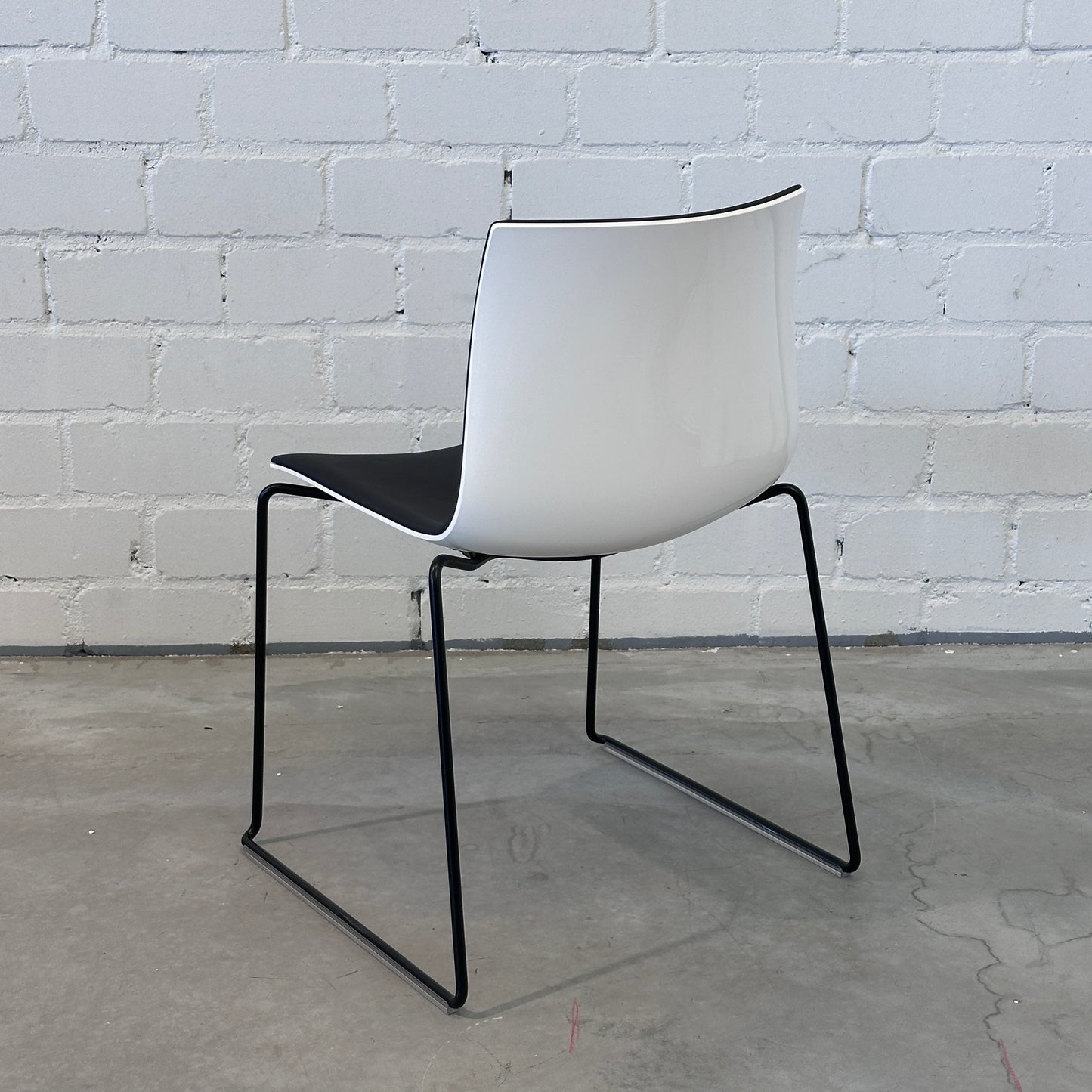 Arper Catifa 46 Leder schwarz/weiß (Kufen)