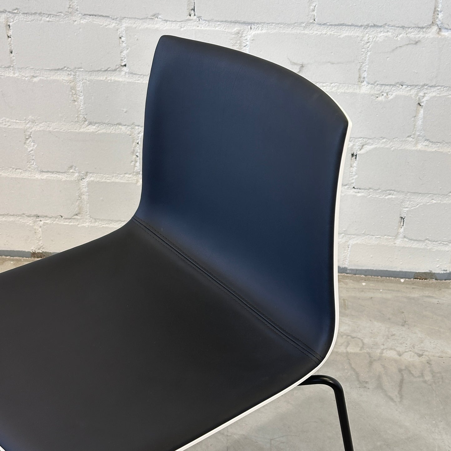 Arper Catifa 46 Leder schwarz/weiß (Kufen)