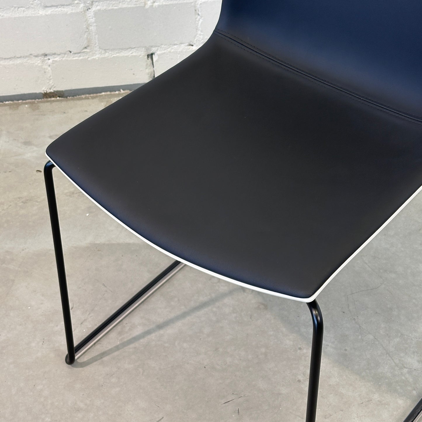 Arper Catifa 46 Leder schwarz/weiß (Kufen)