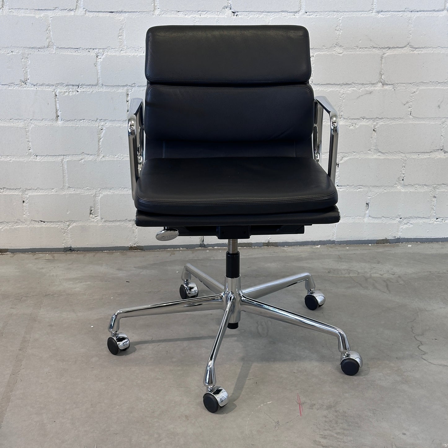 Vitra EA 217 Leder schwarz