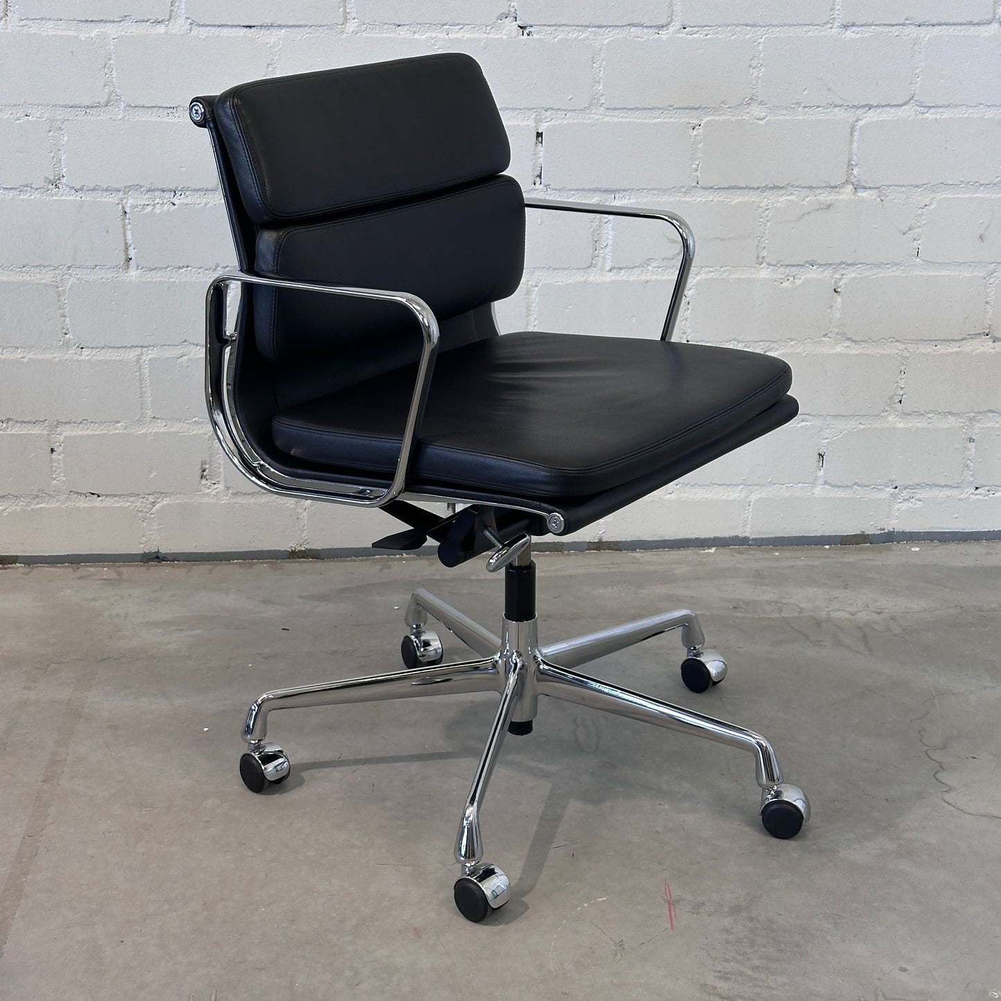 Vitra EA 217 beidseitig Leder schwarz