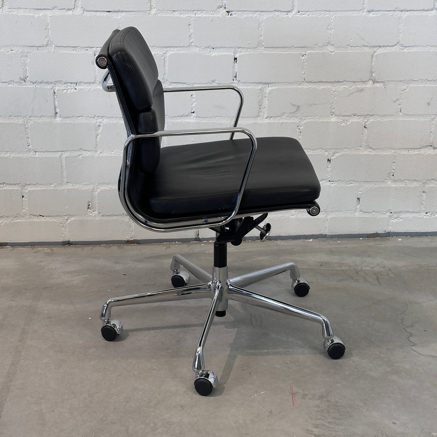 Vitra EA 217 beidseitig Leder schwarz