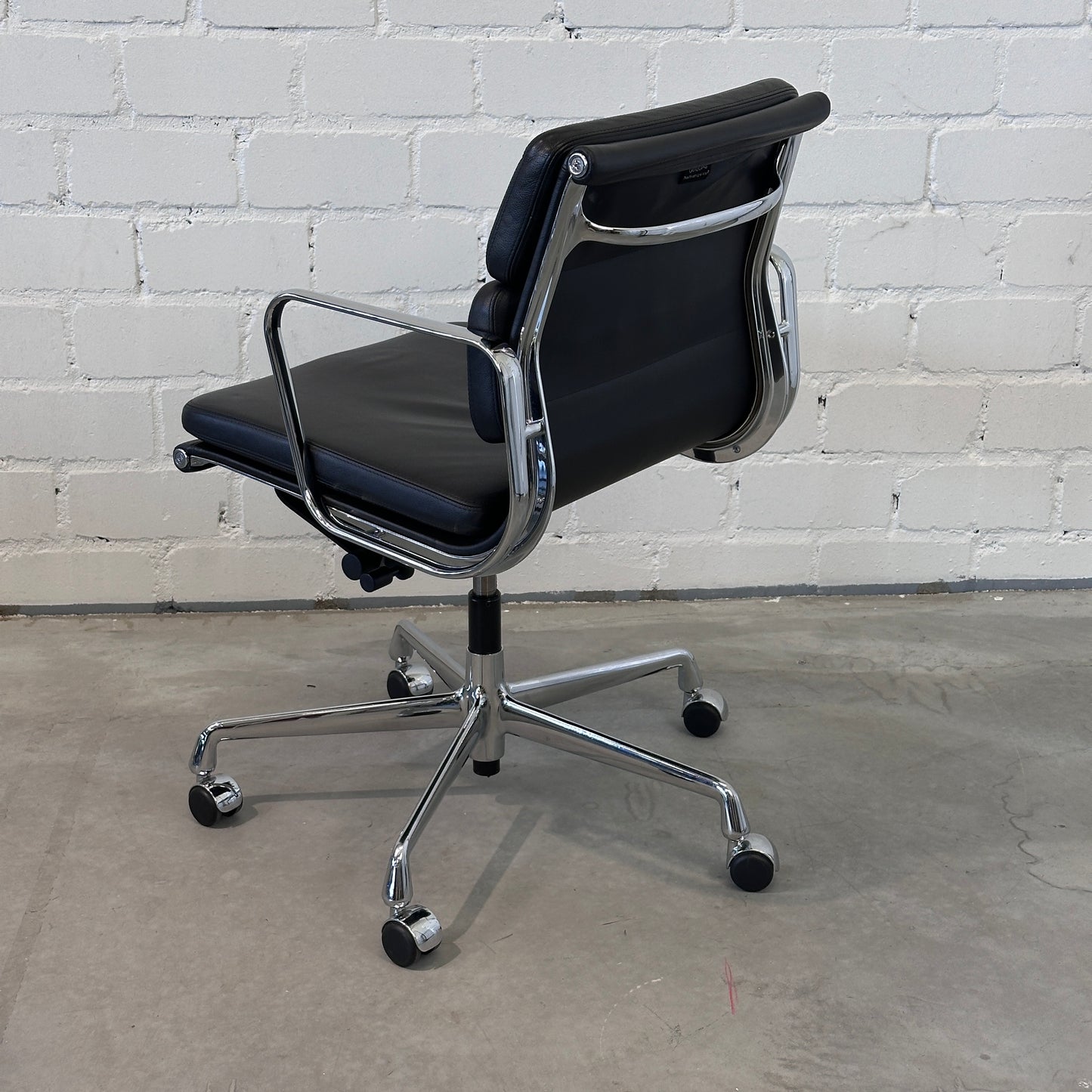 Vitra EA 217 beidseitig Leder schwarz