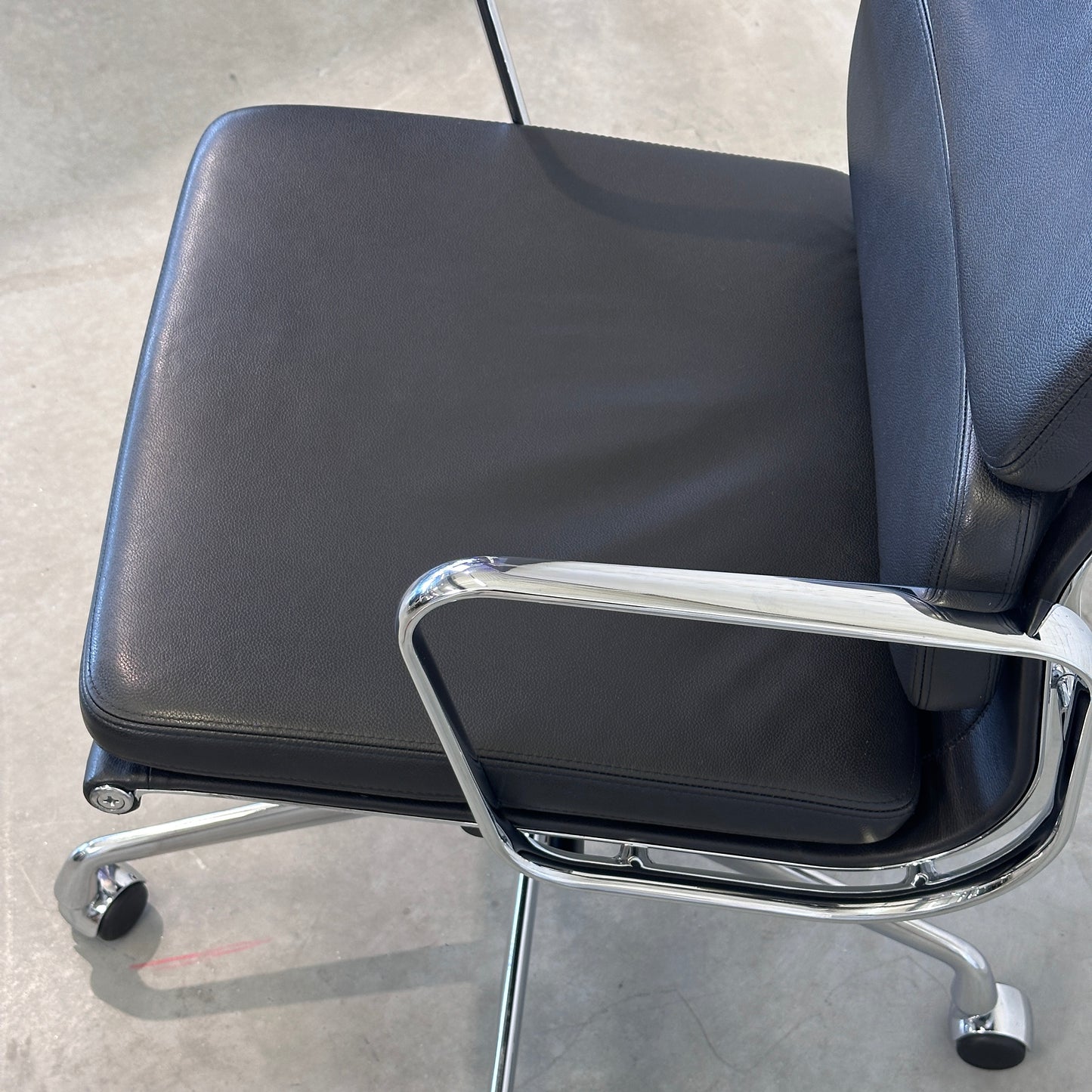Vitra EA 217 beidseitig Leder schwarz
