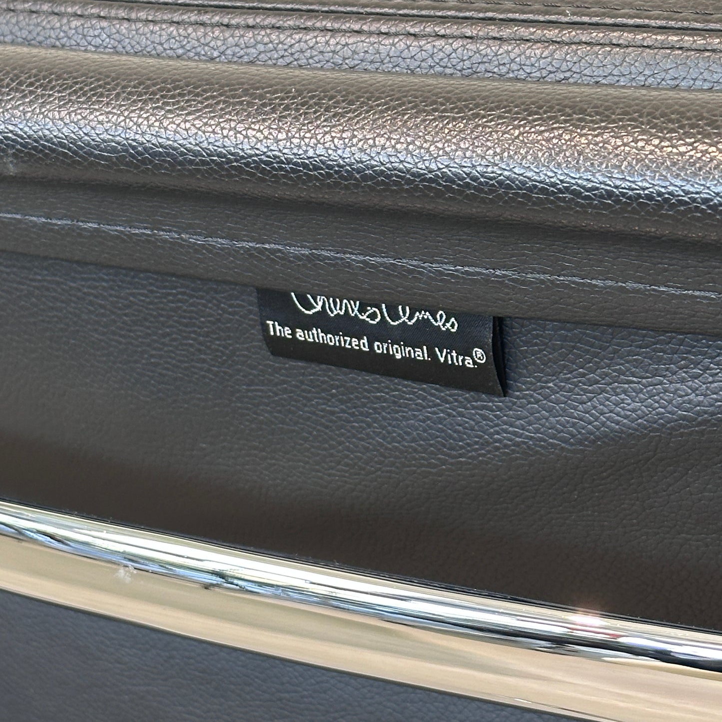 Vitra EA 217 Leder schwarz