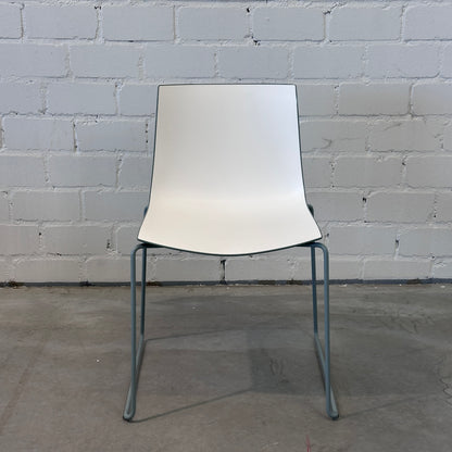 Arper Catifa 46 weiß/taubenblau (Kufen)