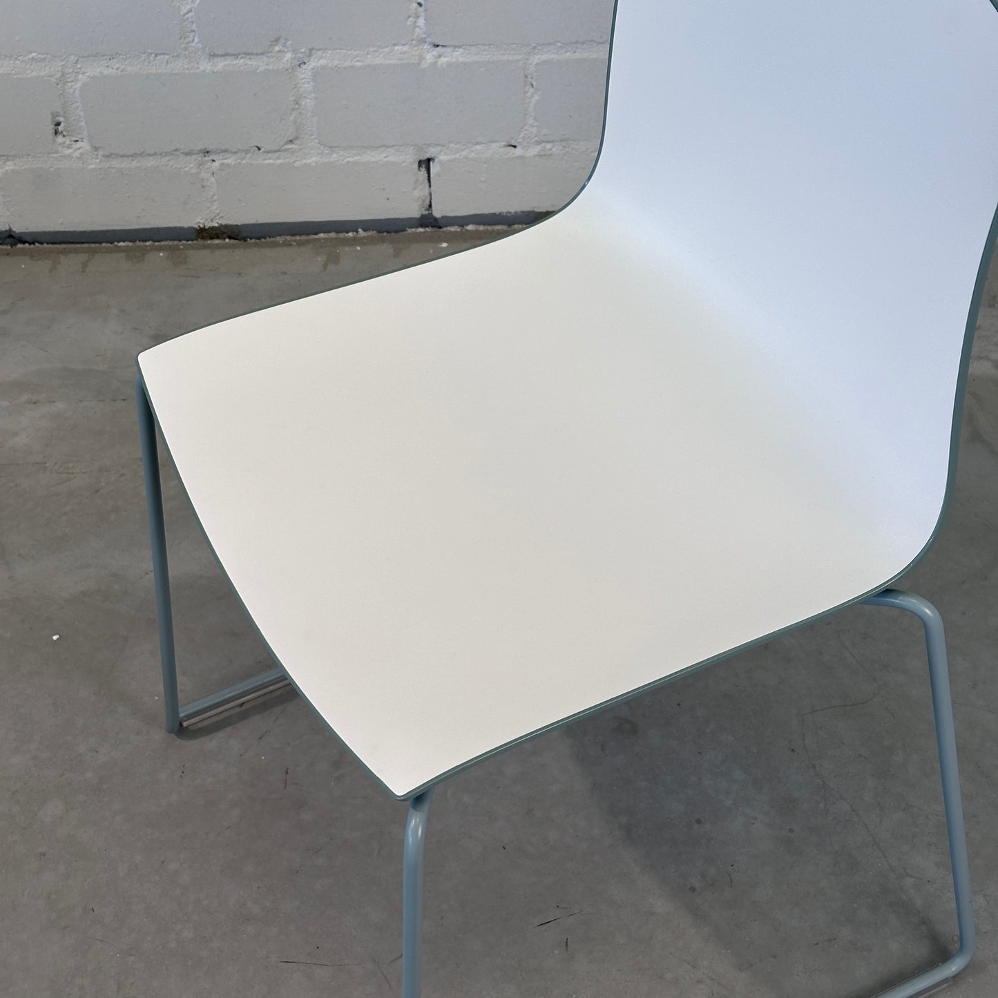 Arper Catifa 46 weiß/taubenblau (Kufen)