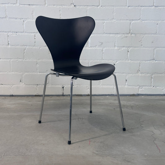 Fritz Hansen Serie 7 Stapelstuhl schwarz (B-Ware)