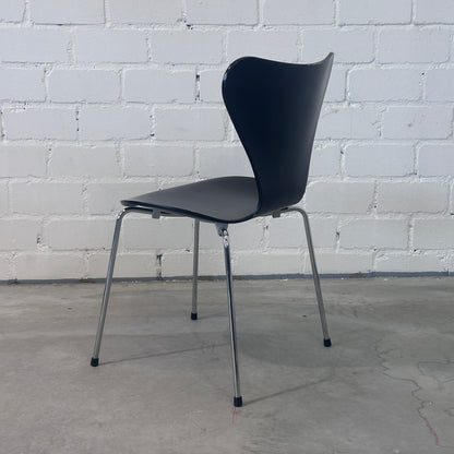 Fritz Hansen Serie 7 Stapelstuhl schwarz (B-Ware)