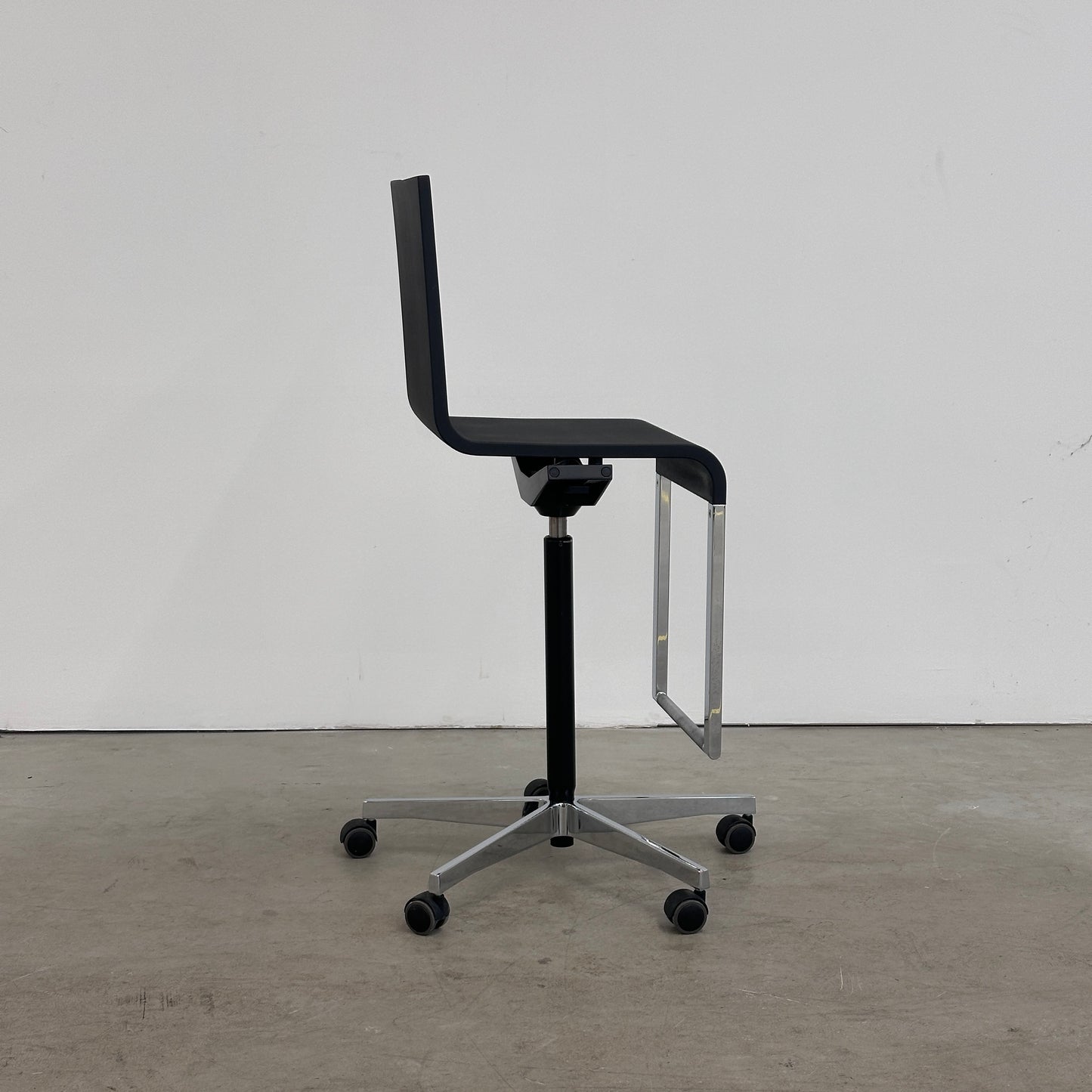 Vitra .03 High schwarz