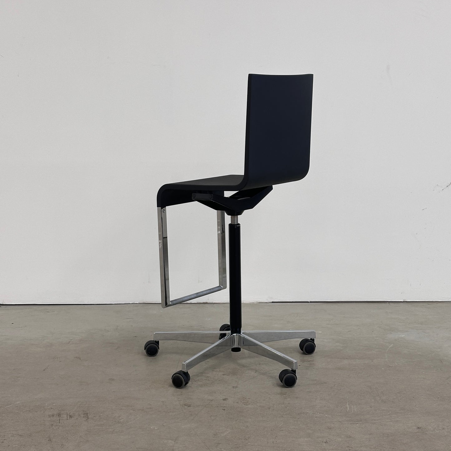 Vitra .03 High schwarz