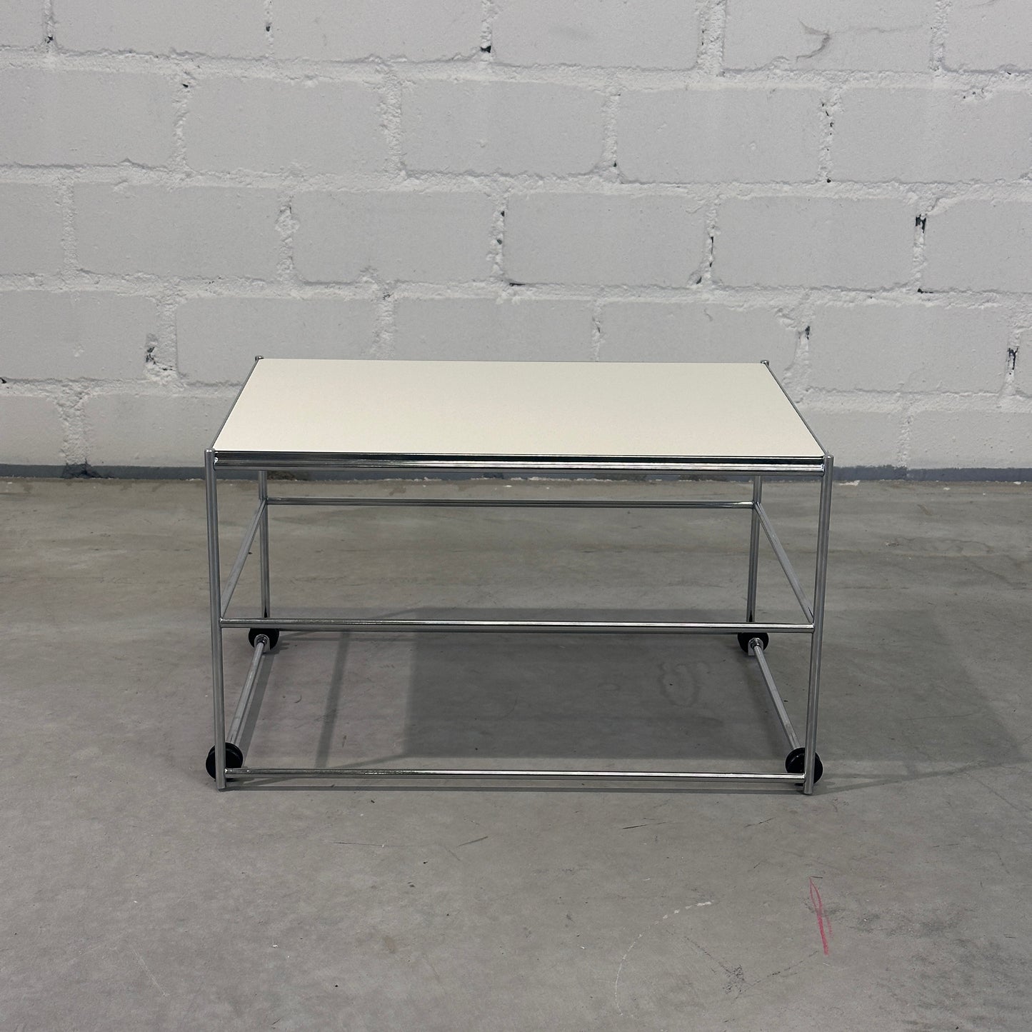 USM Haller Beistelltisch weiß (upcycled) 47x35cm