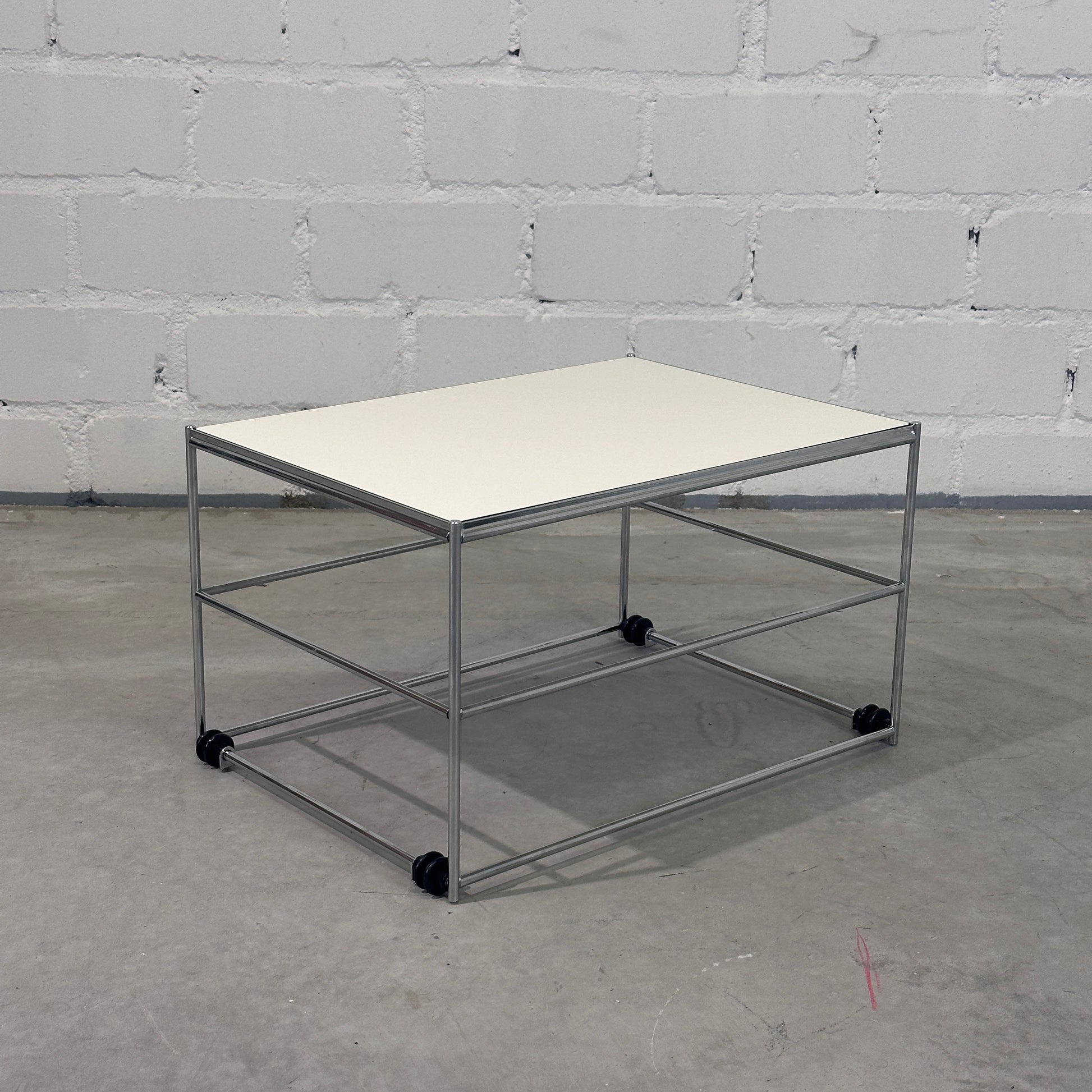 USM Haller Beistelltisch weiß (upcycled) 47x35cm