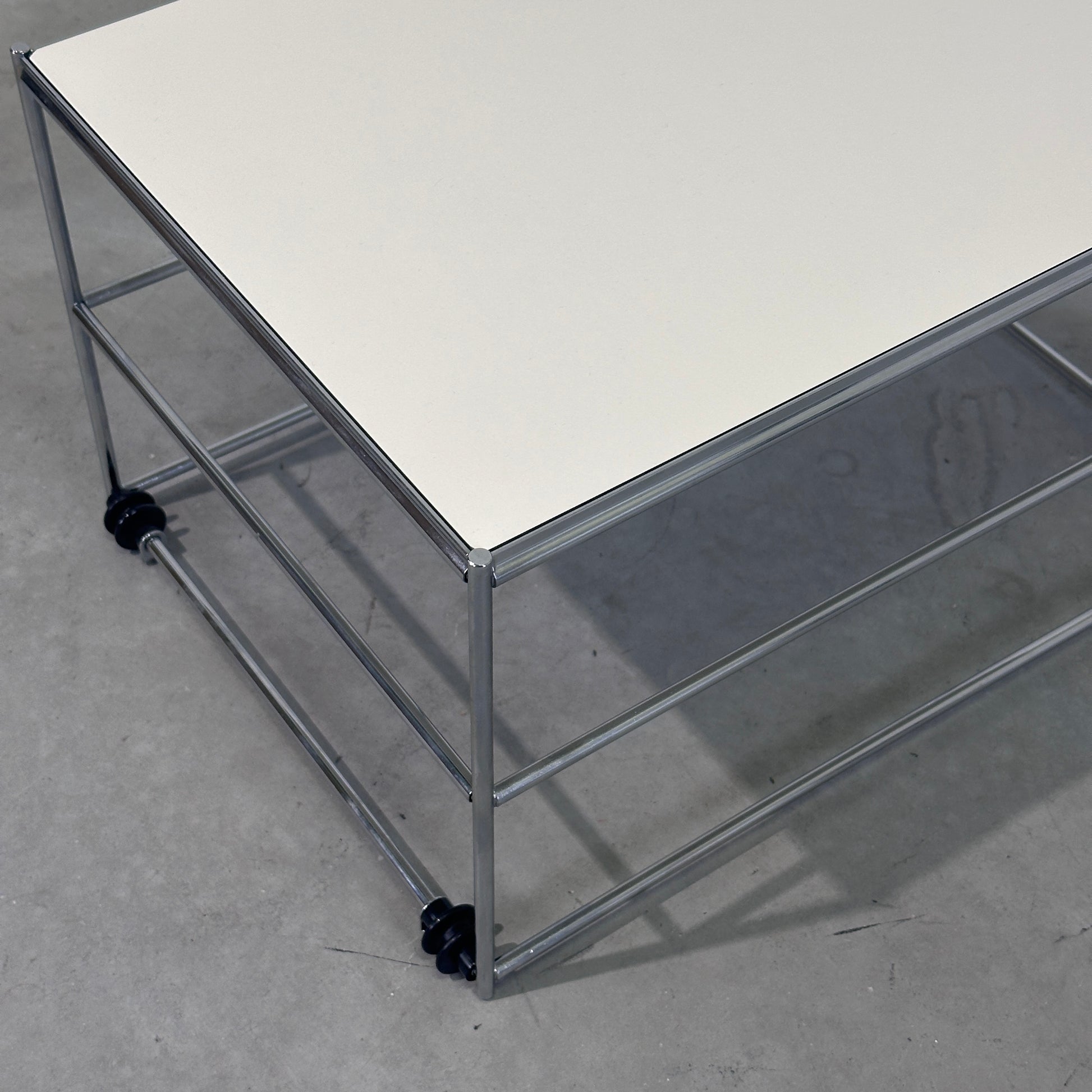 USM Haller Beistelltisch weiß (upcycled) 47x35cm