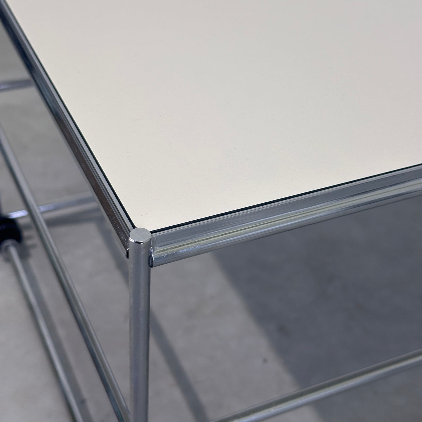 USM Haller Beistelltisch weiß (upcycled) 47x35cm