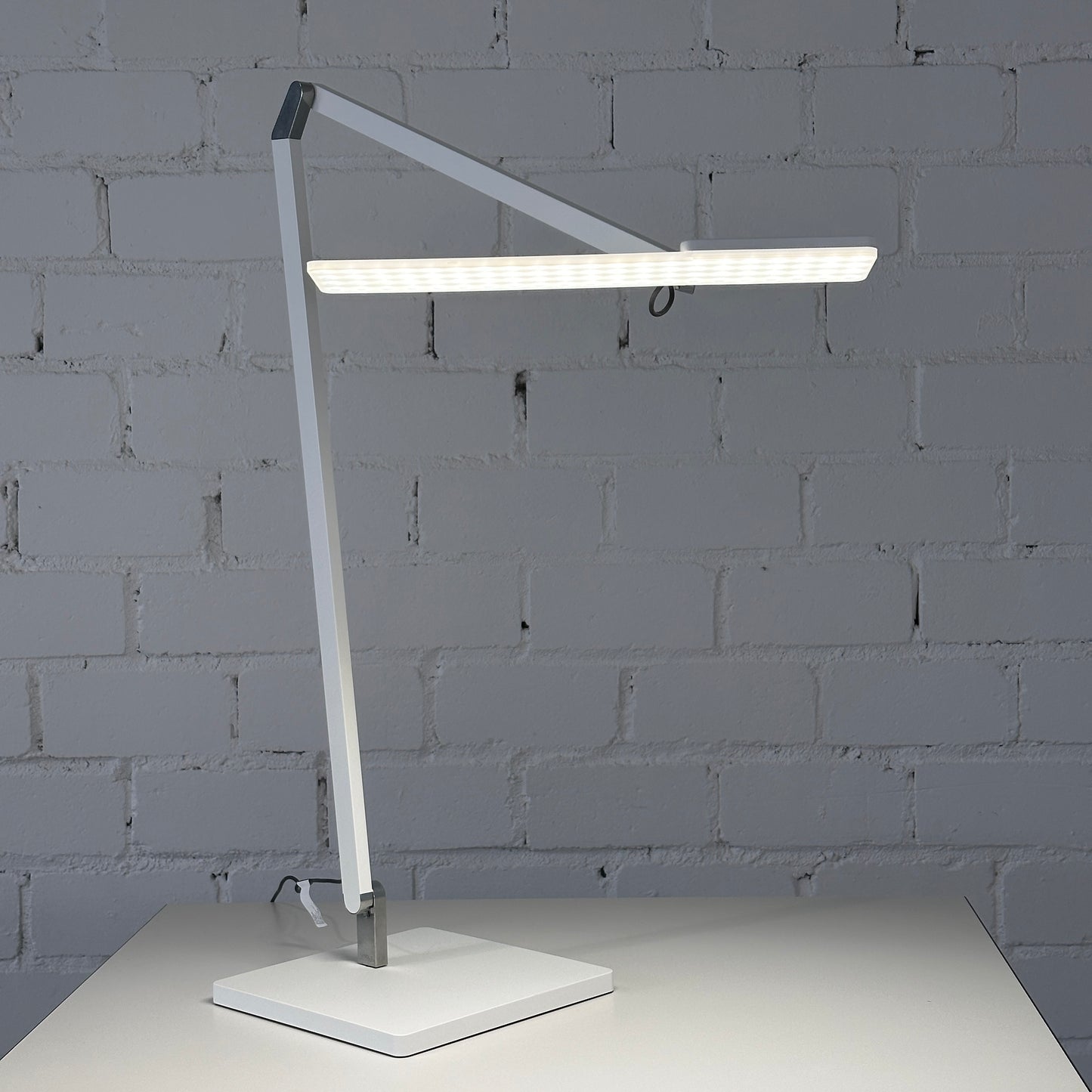 Artikelanlage Roxxane Office mit Fußplatte und Konverter Farbe: matt weiß H760x T583mm Leuchtenopf: L 370 x B 75mm Lichtfarbe: 4000 Kelvin_[kein Wert]