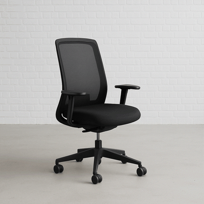 Interstuhl Every ergonomischer Bürostuhl mit schwarzem Polster und Gestell, verstellbarer Sitzhöhe, Rückenlehne, Sitztiefe sowie Armlehnenhöhe und -breite.