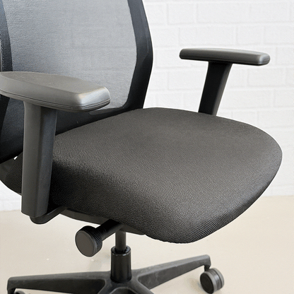 Interstuhl Every ergonomischer Bürostuhl mit schwarzer Polsterung und verstellbaren Armlehnen, Sitzhöhe und Neigung.