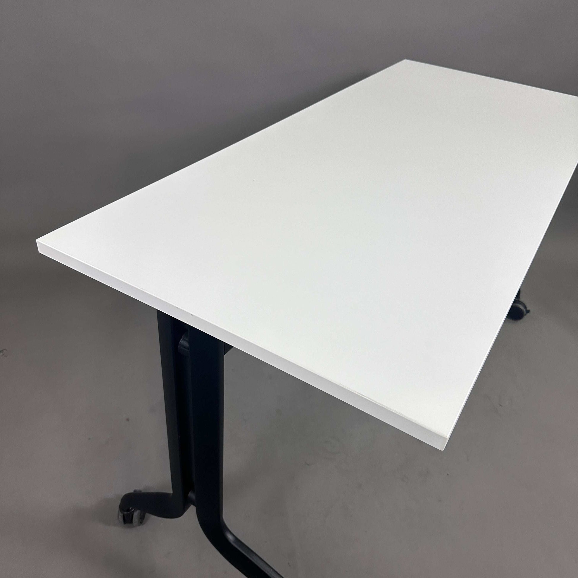 Interstuhl Klapptisch 140x60 cm weiß mit schwarzem Gestell und Rollen, klappbar und mobil