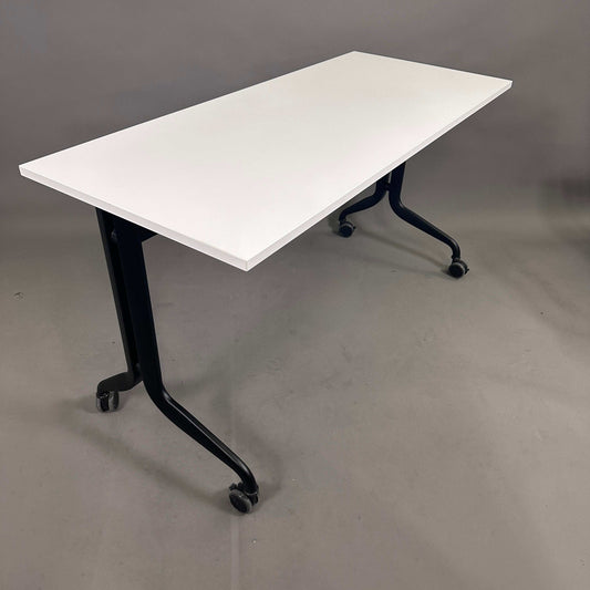 Interstuhl Klapptisch 140x60 cm mit weißer Tischplatte auf schwarzen Rollen fahrbar und klappbar