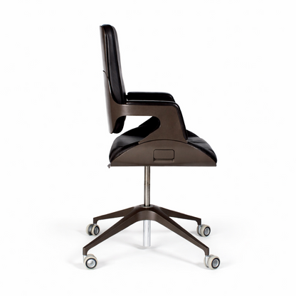 Interstuhl Silver 151S Bürostuhl, dunkelbraunes Leder, Aluminiumgestell, Seitenansicht.