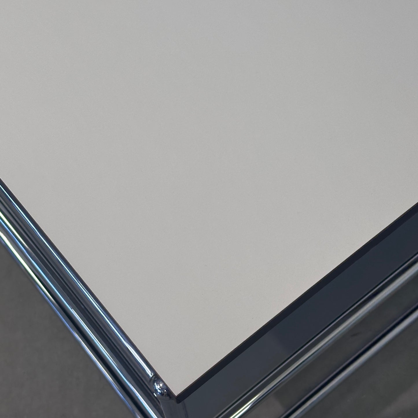 USM Haller Beistelltisch 75x50 mittelgrau / weiß