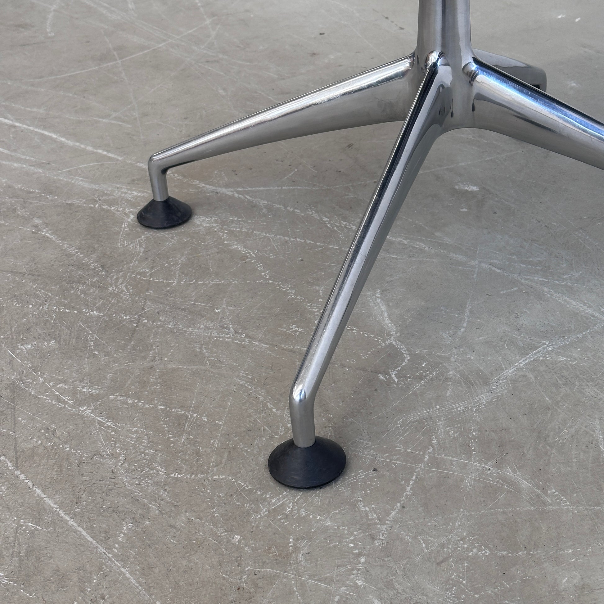 Meda Chair Armlehnen Leder ( Netzrückentausch wird gerade geprüft )