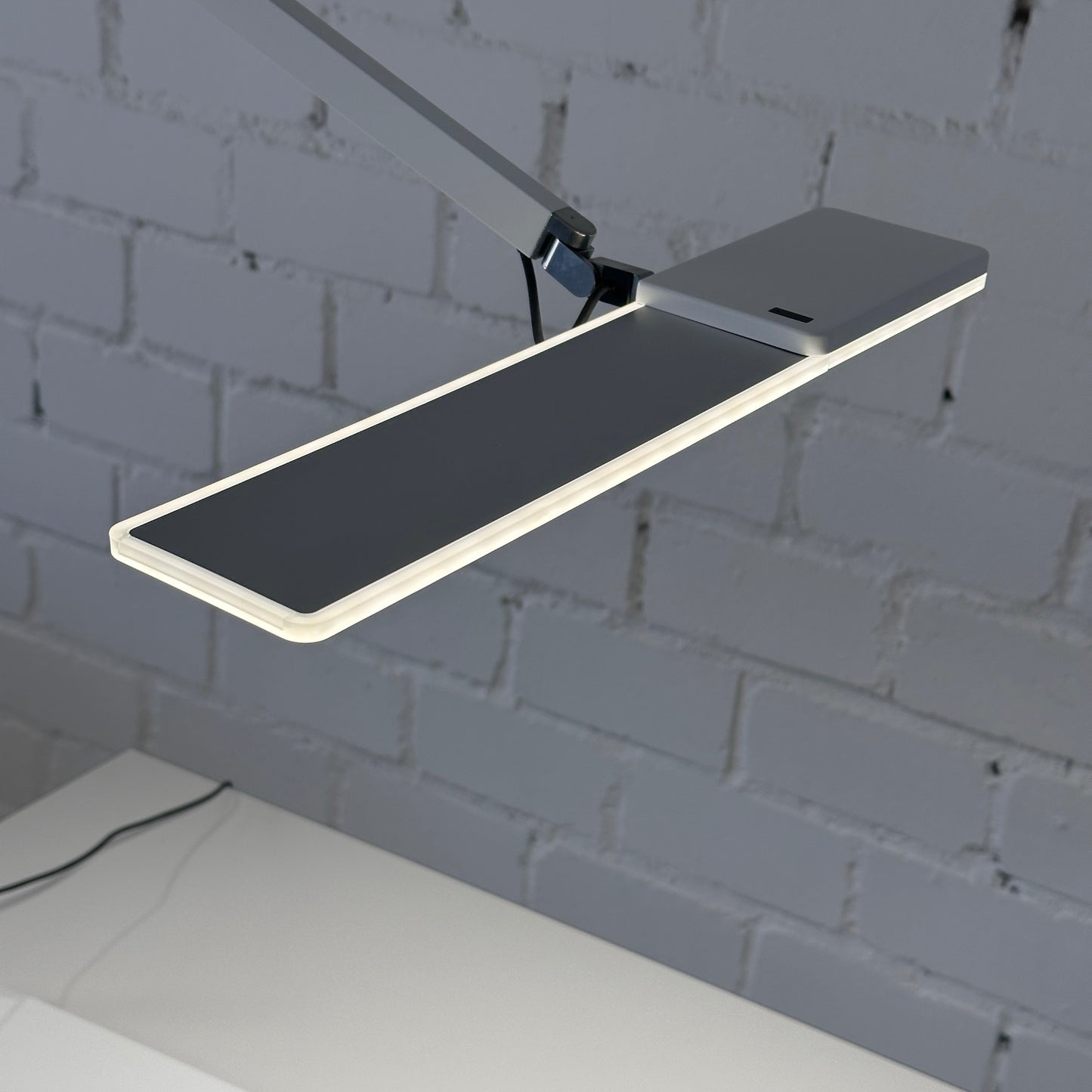 Artikelanlage Roxxane Office mit Fußplatte und Konverter Farbe: matt weiß H760x T583mm Leuchtenopf: L 370 x B 75mm Lichtfarbe: 4000 Kelvin_[kein Wert]