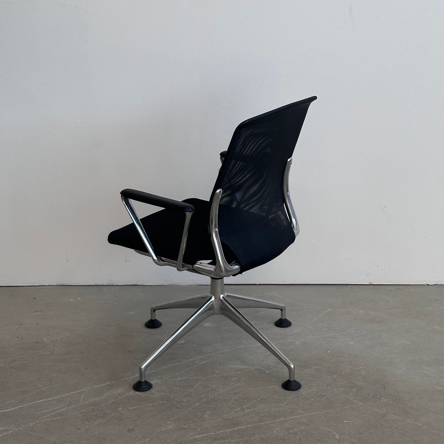 Meda Chair Armlehnen Leder ( Netzrückentausch wird gerade geprüft )