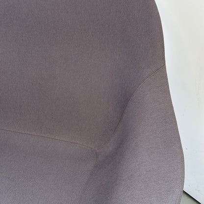 Johanson Atticus low Loungesessel mit grauem Stoffbezug und sichtbaren Nähten.