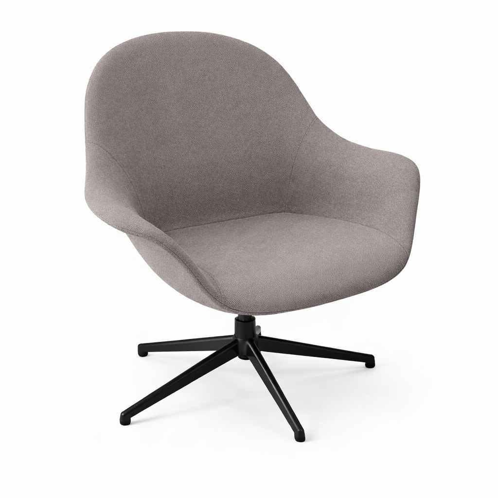 Johanson Atticus low Loungesessel mit grauem Stoffbezug und schwarzem Aluminium-Drehgestell.